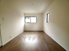 2面採光を確保した明るい室内は、風通しも良く、大変居心地の良い空間となっております。爽やかな風を感じて起きる朝は、快適生活の始まりに。