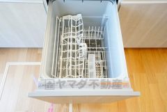 食後の時間にゆとりを与えてくれる食器洗い乾燥機。操作ボタンも上面にあるので、腰をかがめずに操作が楽々。