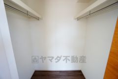 季節物の衣類もスッキリ収納できるウォークインクロゼット。住空間をスッキリ広々使えます＾＾