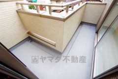 バルコニーは2部屋より出られて便利。暖かな陽射しがたっぷり差し込みます。お洗濯物も気持ちよく干せそうです。日光浴をしたり、星を眺めたりも良いですね^^