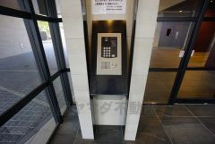 オートロックは、外部の人が自由に建物内に出入りできないため、不審者の侵入防止効果があります。