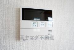 キッチン横からお湯張り、追い炊き、足し湯がボタン一つで楽々操作できる給湯機リモコンです。忙しい夕飯準備の時間帯に重宝しますね。