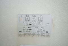 壁リモコンタイプのウォシュレット付き。