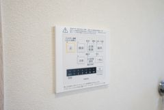 浴室暖房乾燥機付き。天候に左右されず、いつでも好きなときに洗濯物を干せるので、仕事や家事で忙しい方に重宝します。