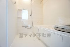 1日の疲れを癒すくつろぎのバスルーム。足を伸ばしてもゆったりと入れるサイズです。お子様と一緒にお風呂に入っても狭くないですね^^