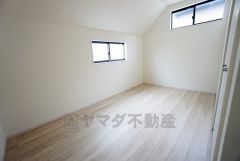 暖かい日差しが差し込む洋室。たっぷり収納できるクローゼット付きでお部屋の中をすっきりと快適に保てます。