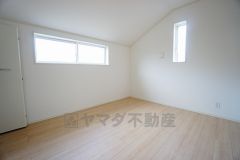 2面採光を確保した明るい室内は、風通しも良く、大変居心地の良い空間となっております。爽やかな風を感じて起きる朝は、快適生活の始まりに。