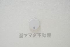 火災による煙や熱を感知して、警報音やブザー等で火災の発生を知らせてくれる火災警報器。