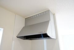 コンロ上には換気扇完備＾＾すぐ横に小窓が設けられているので、換気扇と合わせてWで換気できます＾＾