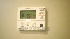 キッチン横に給湯器リモコンを設置していますので、忙しい時間帯でもスイッチ一つでお風呂の用意ができますよ＾＾