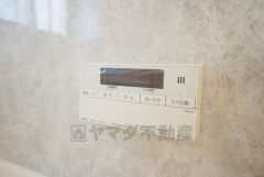 同仕様写真。湯量・湯温の設定、そして保温までワンタッチのフルオートバス。便利な追い炊き機能付きです。