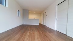 リビングは広々とした設計で、家族が集い、寛ぐ暮らしの空間を演出しています。思い思いの時間を過ごしたり、家族みんなで食事をしたり、素敵な団らんの場になりますね。