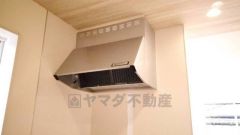 風量が弱・強と切替え可能なレンジフードが調理中の煙をしっかり吸い込みます。手元を照らすライト付きです。