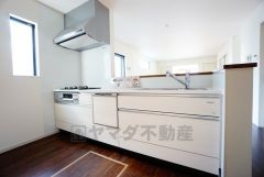 対面式カウンターキッチンからはお子様の様子が見守れます。ダイニングへの配膳や調理の時便利なカウンター付き。