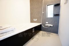 1日の疲れを癒すくつろぎのバスルーム。足を伸ばしてもゆったりと入れるサイズです。お子様と一緒にお風呂に入っても狭くないですね^^