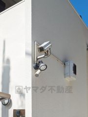 防犯カメラ付き。マンション内のトラブル・犯罪の抑止効果があり、防犯性アップ。