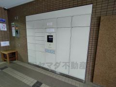 不在時でも荷物が受け取れる宅配ボックス完備。共働きの家庭や外出の多い方に便利。お子様の留守番中も安心ですね＾＾