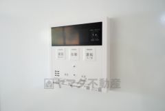 キッチン横からお湯張り、追い炊き、足し湯がボタン一つで楽々操作できる給湯機リモコンです。忙しい夕飯準備の時間帯に重宝しますね。