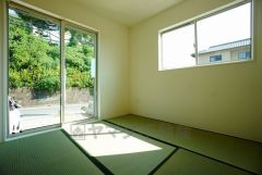 リビングからの続き間として和室をご用意しました。普段はリビングとつなげて開放的なスペースとして、来客時には客間としてお使いいただけます。