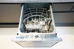 食事の後の手間を解消する食器洗い乾燥機付。冬場の洗い物で手荒れの悩みもなくなります。手洗いよりも節約できて便利。
