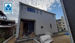 天神行バス停徒歩8分、都心へのアクセス良好。スーパーやコンビニなども近く周辺環境充実。快適でゆとりのある生活空間で新生活を始めましょう^^