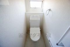同仕様写真。1階2階の2ヶ所にトイレがありますので、忙しい朝にも家族に気を使わず、ゆとりが生まれますね＾＾ 小窓付きで換気する時に便利です＾＾