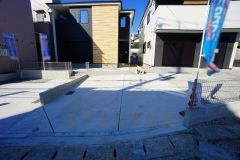 駐車スペースはゆとりある2台分を確保。マイカー用に、お客さま用に、余裕を持ってご利用いただけます。