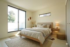 家具はイメージです。寛ぎの時間を紡ぎだす主寝室は、大型ベッドを置いても余裕の広さを確保しています。