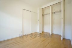 住む人のこだわりを活かす洋室。日当たりがよく、寝室としての利用もおすすめ。広めのクローゼットには荷物をすっきり片付けられ、ゆとりのある暮らしが出来ます＾＾