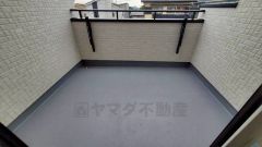 陽当たりの良いバルコニーです。お洗濯やお布団干しはもちろん、日光浴スペースにも。足元は防水工事施工済です。