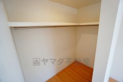 同仕様写真。収納力豊富なウォークインクローゼット。洋服や小物などを1箇所にまとめて美しい収納を実現します。スーツケースのような大型の荷物も置けます＾＾