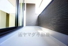 陽当たりの良いバルコニーです。お洗濯やお布団干しはもちろん、日光浴スペースにも。足元は防水工事施工済です。