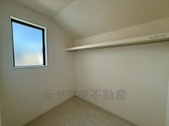 2階ファミリークローク。高さや大きさの異なるモノもすっきり収納することができます。