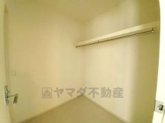 洗面所横に収納量たっぷりのファミリークローク付き。ハンガーパイプ付で散らかりがちな洋服類もきれいに整理できます。