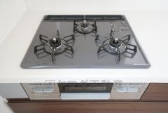 同仕様写真。同時にたくさんの料理が調理できる3口コンロ。長時間熱を通しておきたい煮込み料理を作りながら、炒め物など同時進行で進められます。