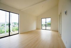 大きな掃き出し窓のあるリビングは、陽光あふれる明るい空間です。ゆったりと寛げる憩いの場となりそうです。