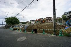 現地（2025年8月4日）撮影。住人以外の車の進入も少なく、小さなお子様を持つご家庭にも安心です。