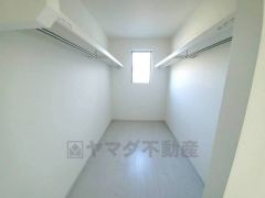 季節物の衣類もスッキリ収納できるウォークインクローゼット。クローゼット内で洋服のコーディネートから着替えまで中で出来るので、部屋が散らかりにくいです。