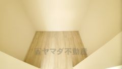 収納力豊富なウォークインクローゼット。洋服や小物などを1箇所にまとめて美しい収納を実現します。スーツケースのような大型の荷物も置けます＾＾