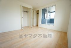 暖かい日差しが差し込む洋室。たっぷり収納できるクローゼット付きでお部屋の中をすっきりと快適に保てます。