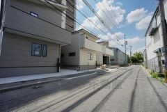 現前面道路は広く、車同士がすれ違うスペースが十分にあります。落ち着いた住宅地内で快適な生活を実現してみませんか＾＾