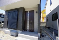 家の顔となる玄関扉がかっこいいと、たくさんの人を招き入れたくなりますね＾＾