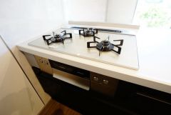 汚れてもサッとふける、お手入れのしやすいIHクッキングヒーター。オール電化なので経済的です。
