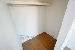 同仕様写真。収納力豊富なウォークインクローゼット。洋服や小物などを1箇所にまとめて美しい収納を実現します。スーツケースのような大型の荷物も置けます＾＾