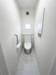 温水洗浄機付トイレです。節水機能もあるので、安心して使えますね。もちろん、1階2階の2ヶ所にトイレがあるので、忙しい朝にもゆとりができますね。