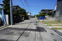 前面道路は広く、車同士がすれ違うスペースが十分にあります。落ち着いた住宅地内で快適な生活を実現してみませんか＾＾