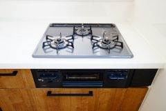 3種類の料理が同時に調理できる、3口ガスコンロ。忙しい夕食の支度時間が短縮できて効率よくお料理が楽しめます。