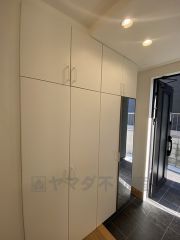 壁一面に設けた大容量のシューズクローゼットは実用性と機能性を兼ね備えています。急な来客でも、いつも整頓された玄関でお出迎えができます。