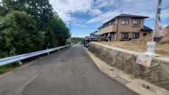 現地（2025年9月10日）撮影。住人以外の車の進入も少なく、小さなお子様を持つご家庭にも安心です。