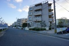 前面道路は広く、車同士がすれ違うスペースが十分にあります。